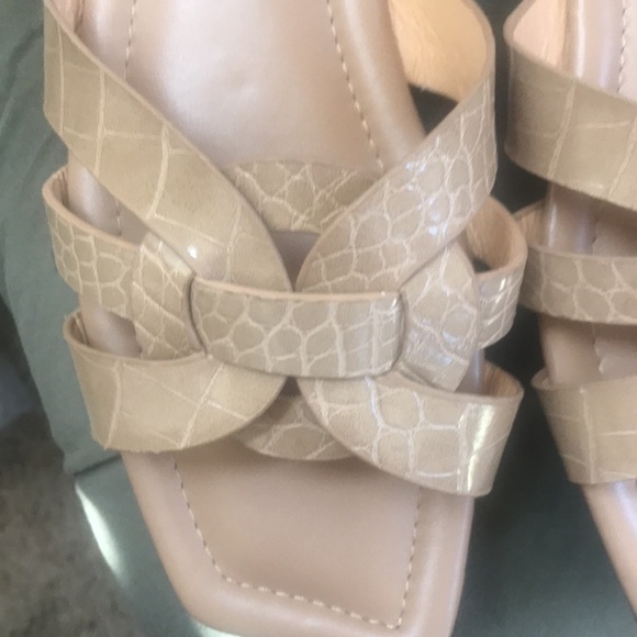 Flat Sandals - Picture 3 of 7